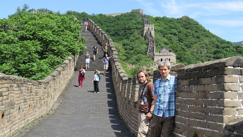 Na murze Chińskim - na pierwszym planie Robert Zbela, dalej Sław, Malgorzata, Alicja, Dudi, Jumbo.